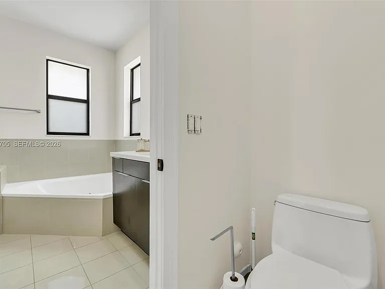 10204 NW 86th St — Photo 43