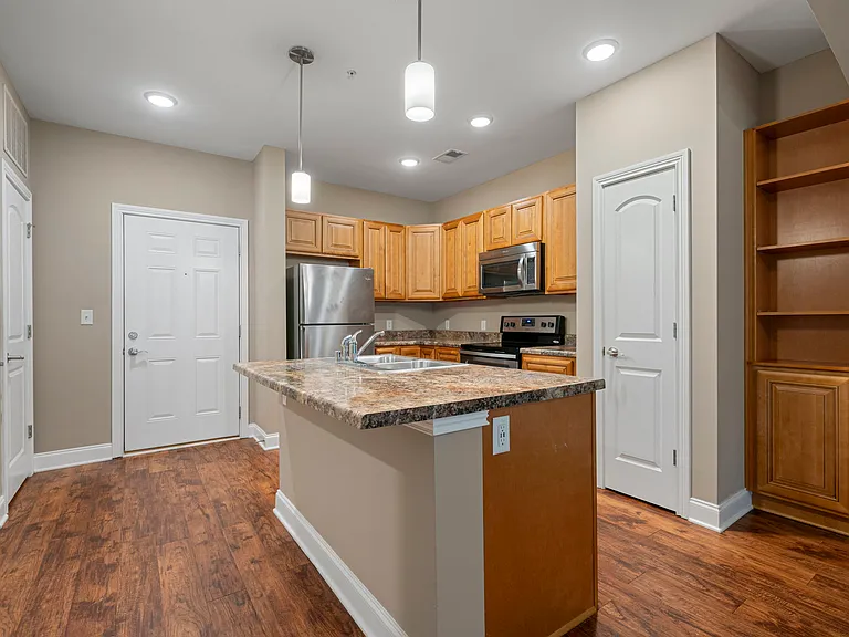 Mount Victor Olde Towne Luxury Apartments — Photo 69