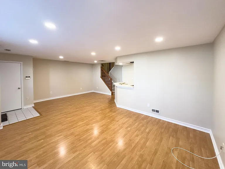 806 Wharton Rd — Photo 4
