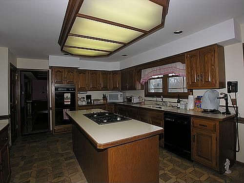 Nice size Kitchen w/island, oak cabs, oversized Fridge/Freezer & all appls 