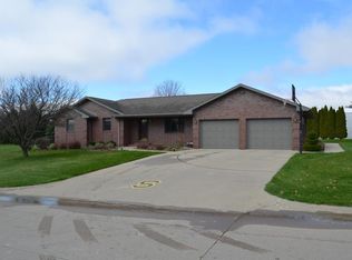 916 Mackey Ave, Sigourney, IA 52591