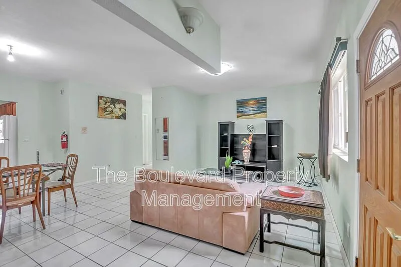 6 bed, 2.0 bath, 2160 sqft, $4,250 — Photo 4