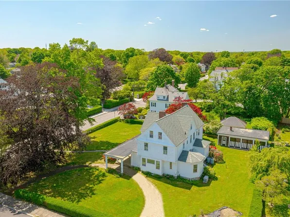 93 Central St, Narragansett, RI 02882