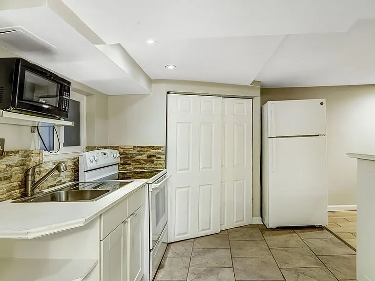 821 Kentucky Ave SE — Photo 48