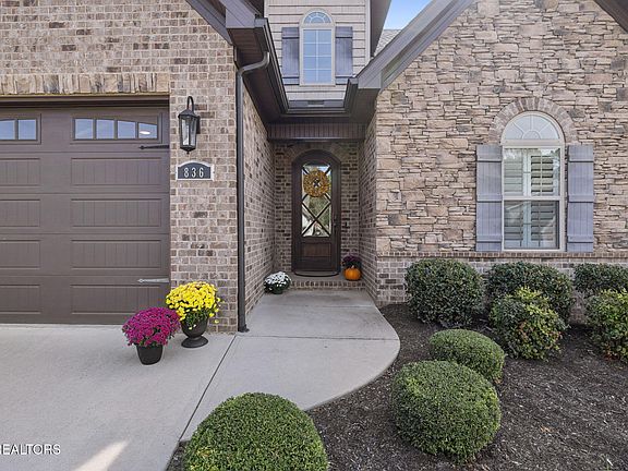 3rd image of 836 Valley Glen Blvd