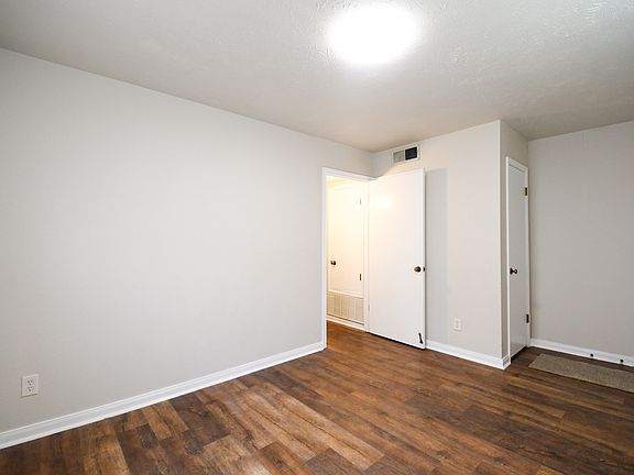 3rd image of 4427 Calumet St #1