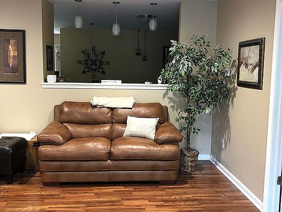 3rd image of 15430 Blair Ln