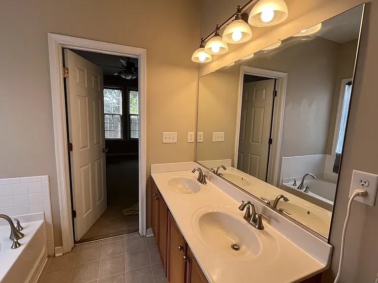 410 Queensbury Ln — Photo 15