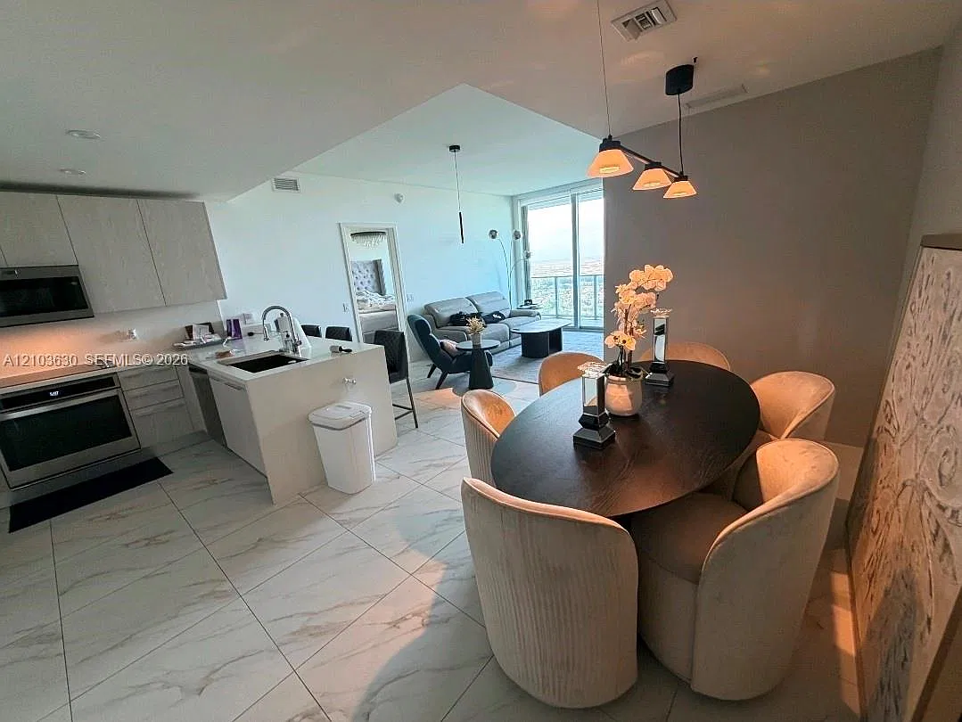 Metropica North Tower One — Photo 4