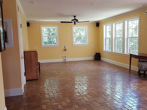 5th image of 907 Washington Ave