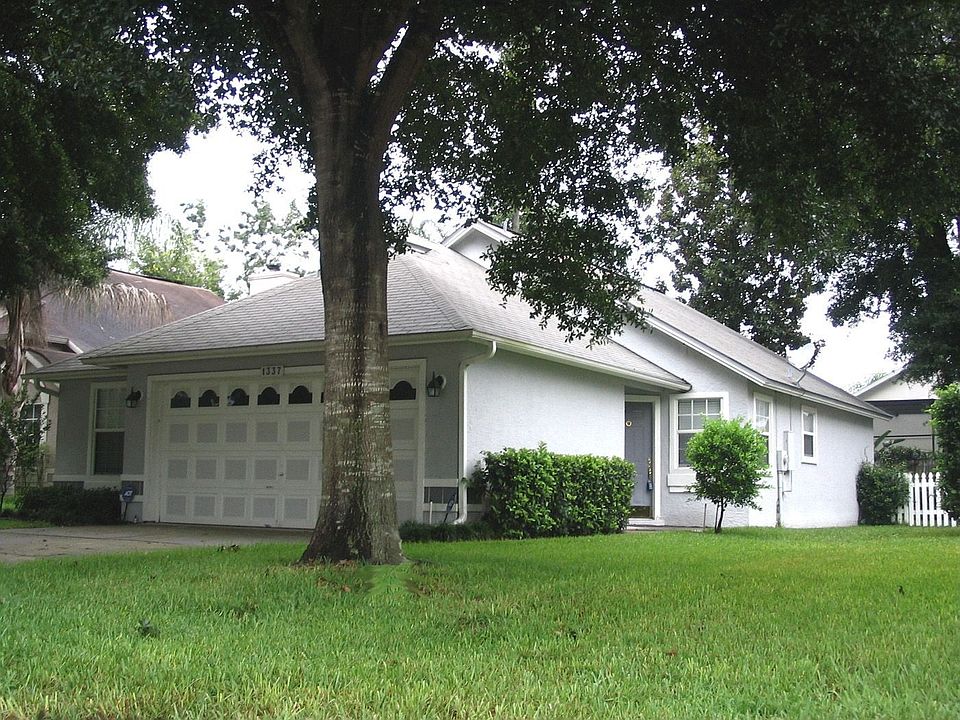 Front Yard Features Mature Shade and Citrus Trees!