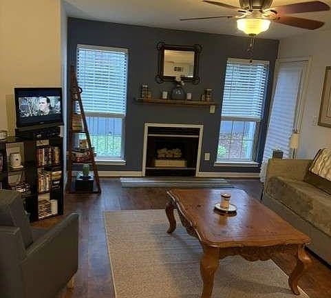 4th image of 416 Granville Ct