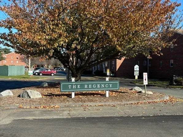 39 Regency Park Dr, Agawam, MA 01001