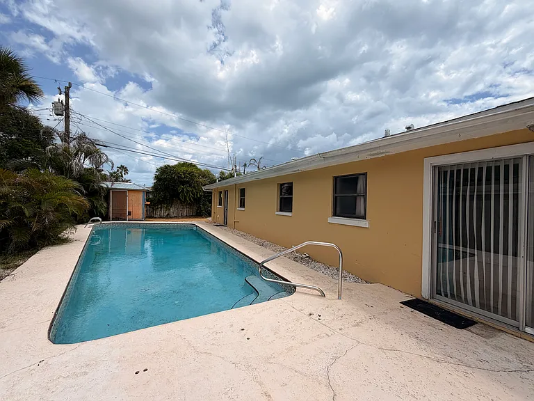 2140 Palm Ave — Photo 10