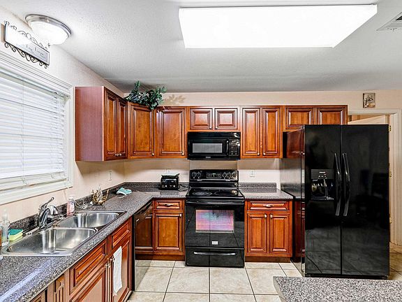 4th image of 1807 Crescent Dr