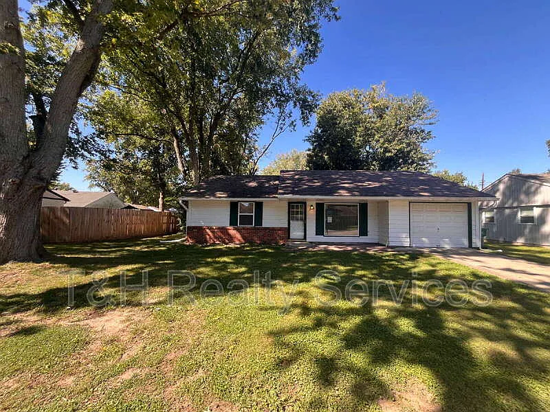 3 bed, 1.0 bath, 1397 sqft, $1,550 — Photo 1