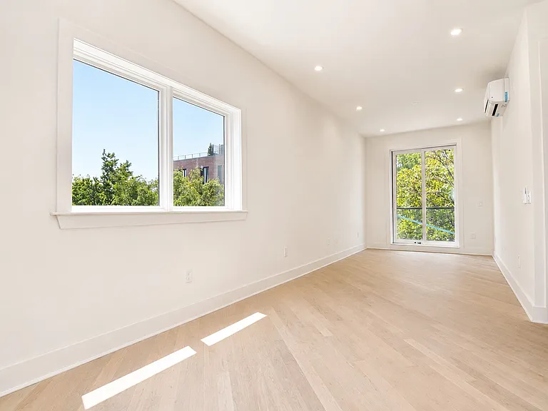 423 Tompkins Ave #4A — Photo 2