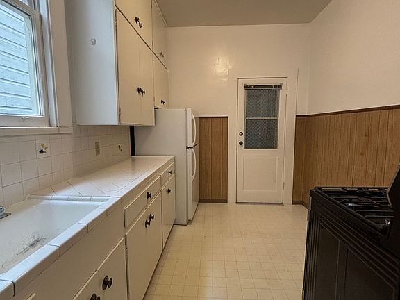 2nd image of 16 Cole St #1611