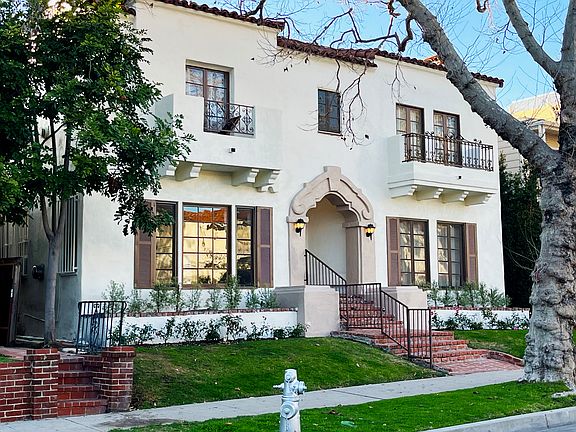 137 South Canon Drive,
Beverly Hills CA 90212
Apartment for Rent