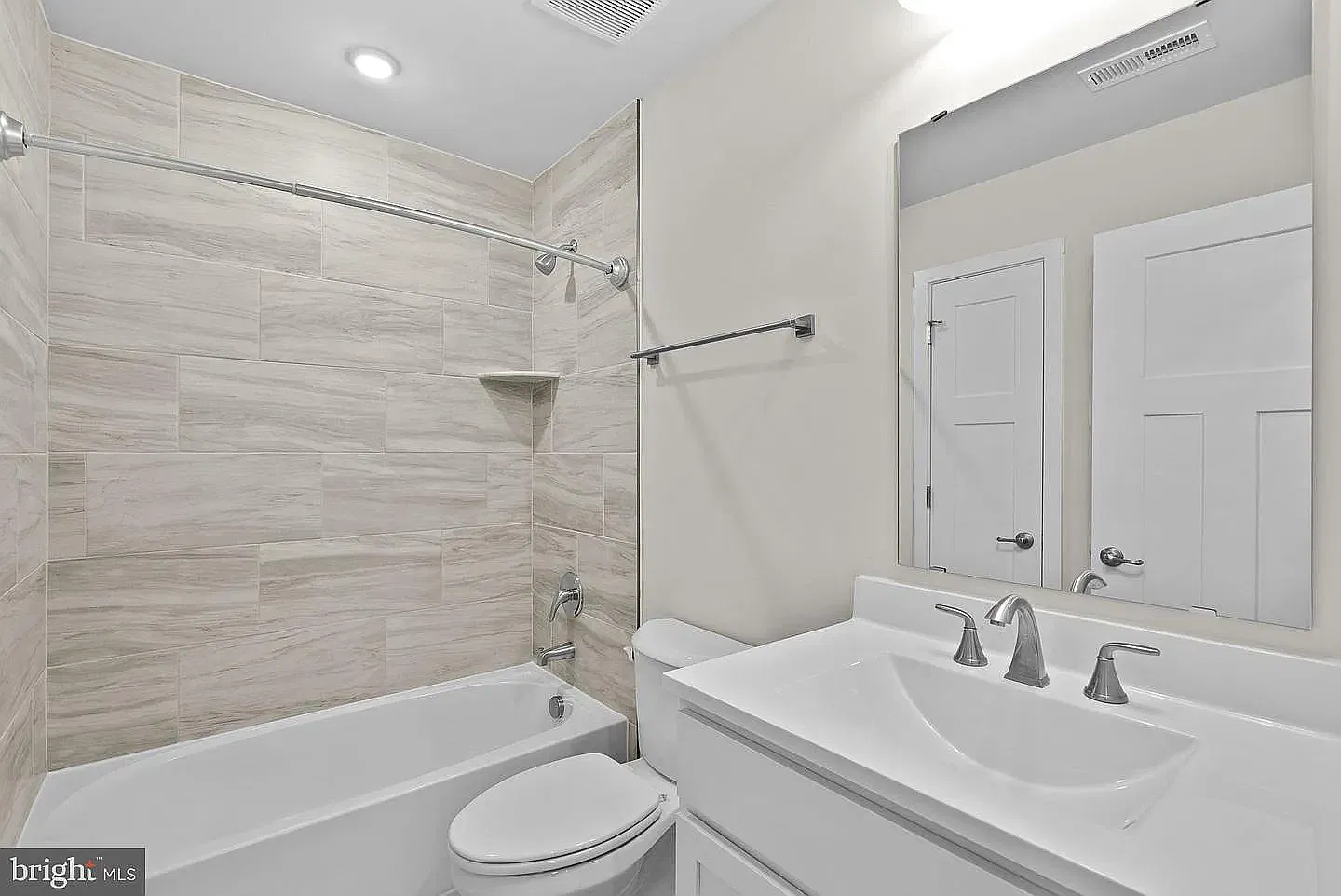 4 bed, 3.5 bath, 2000 sqft, $2,299 — Photo 3