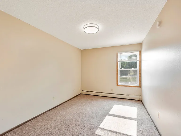 Shamrock Court Apartments — Photo 17