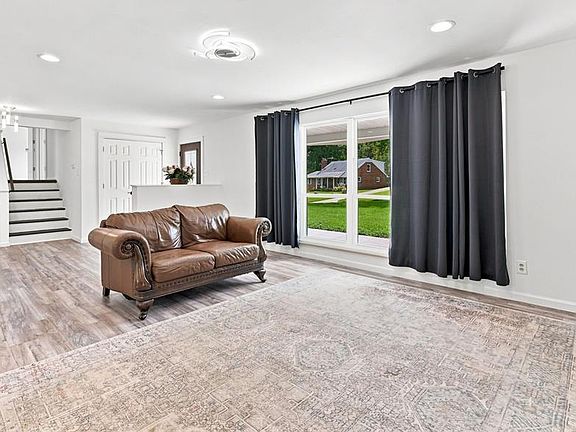 5th image of 15 Harneywold Dr