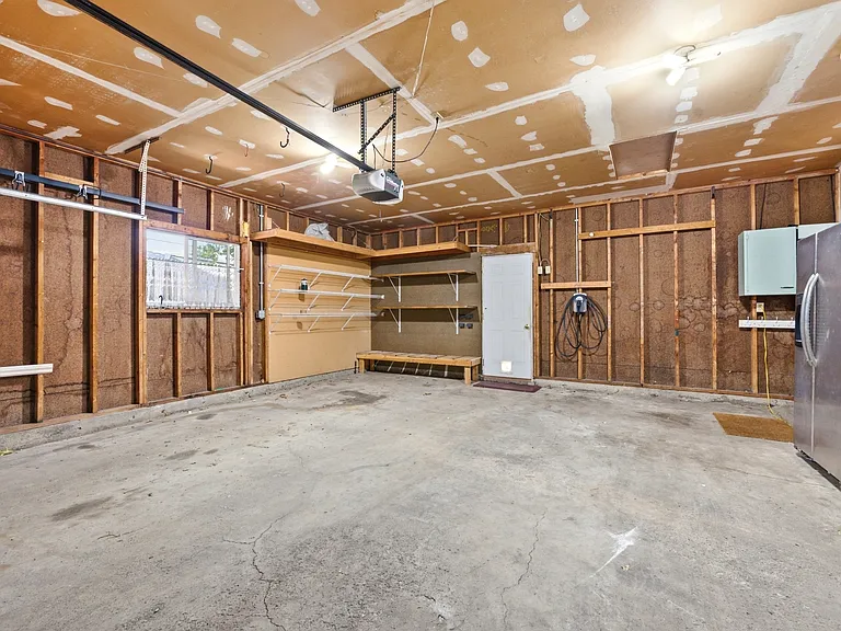 2480 Eastbourne Dr — Photo 32