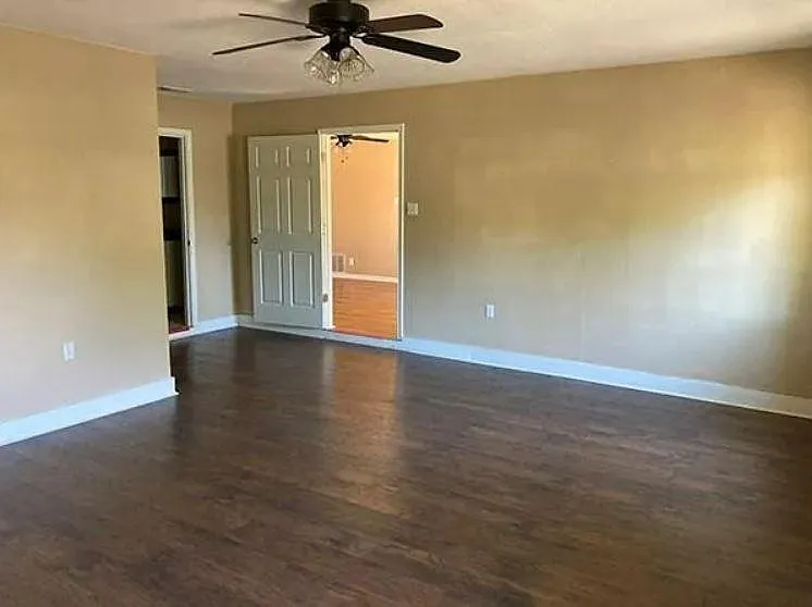 2201 Crescent Dr — Photo 2