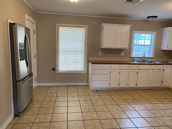 5th image of 1015 E Randall St