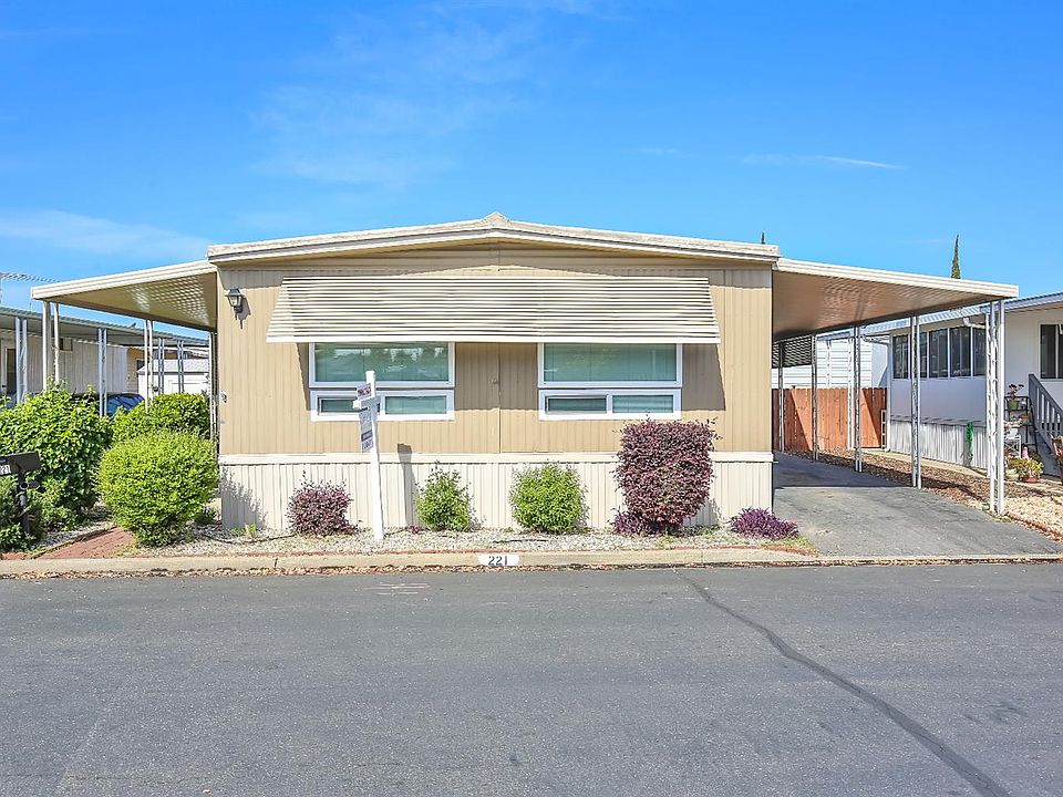 1st image of 221 Club House Dr