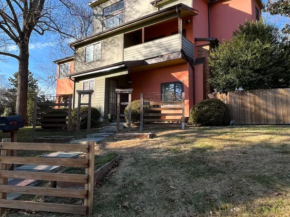 6204 Bannockburn Dr, Bethesda, MD 20817