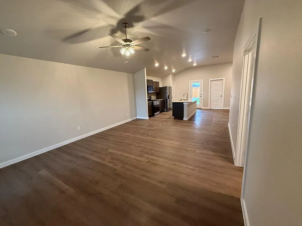 3 bed, 2.0 bath, 1450 sqft, $2,600 — Photo 2