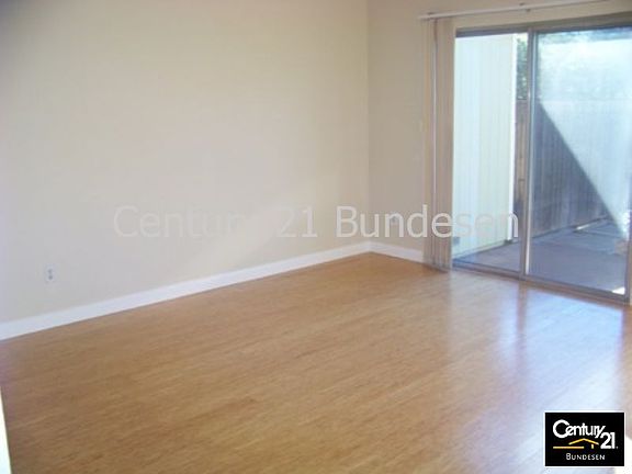 4th image of 104 Acorn Dr