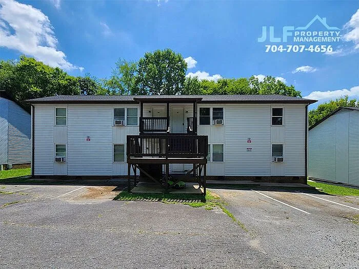 2 bed, 1.0 bath, 858 sqft, $1,095 — Photo 2