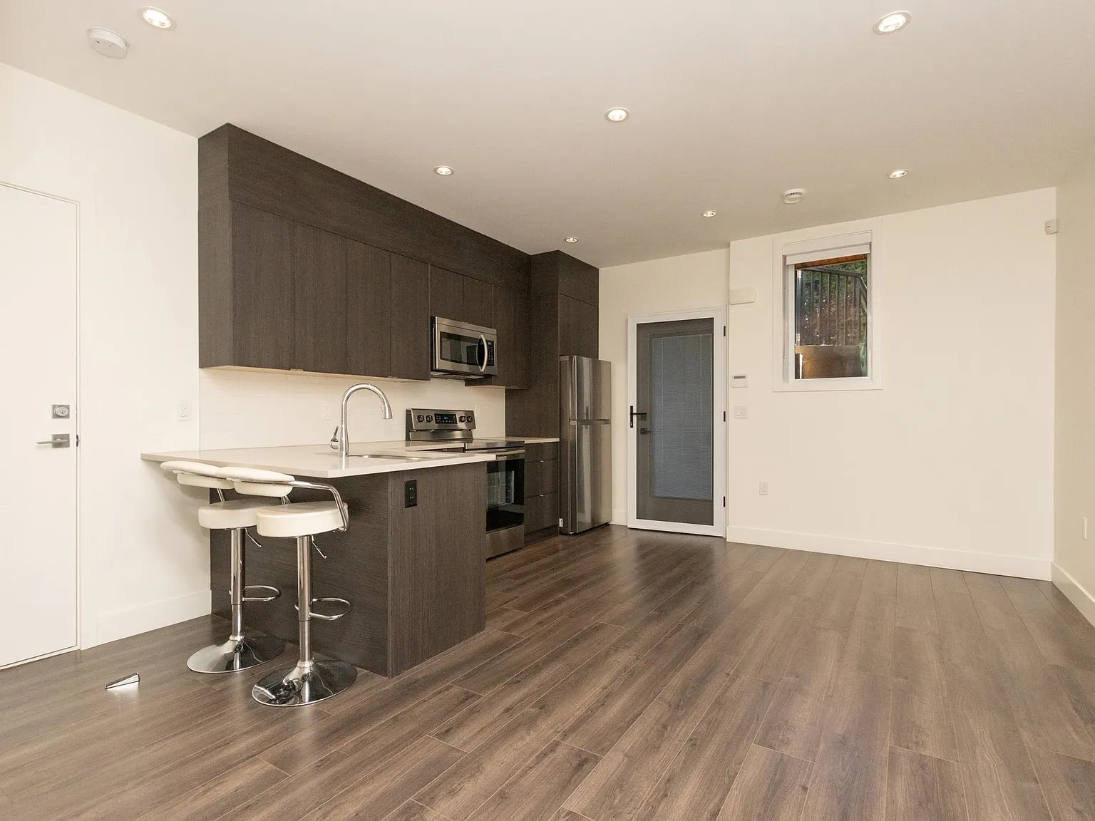 2 bed, 570 sqft, $1,750 — Photo 2