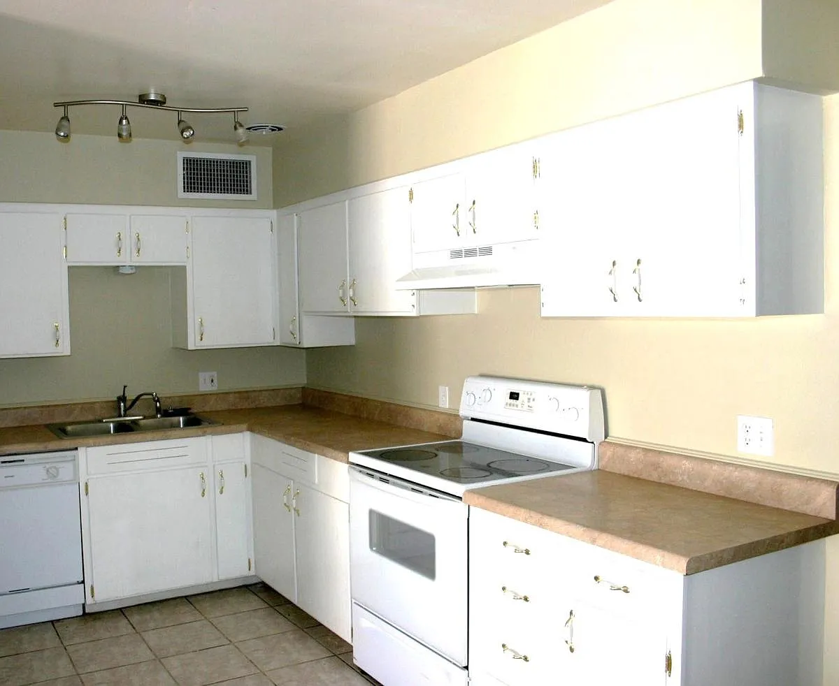1422 E Blacklidge Drive — Photo 3