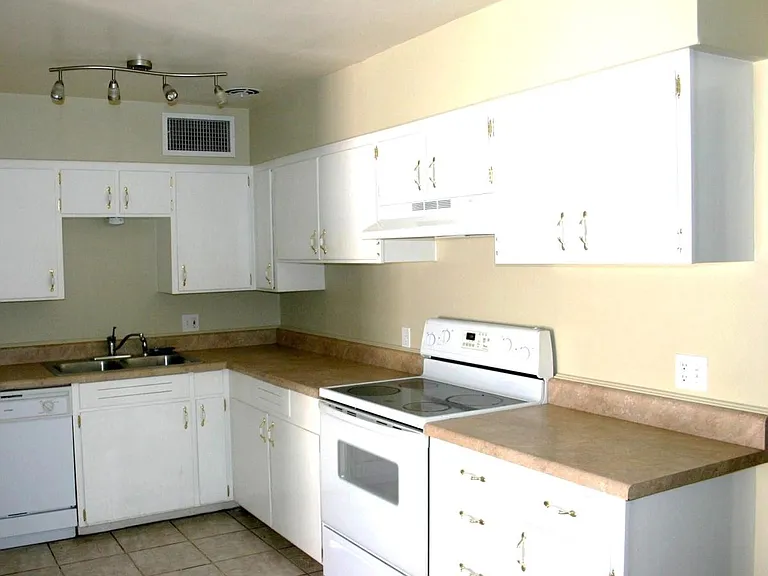 1422 E Blacklidge Dr — Photo 3