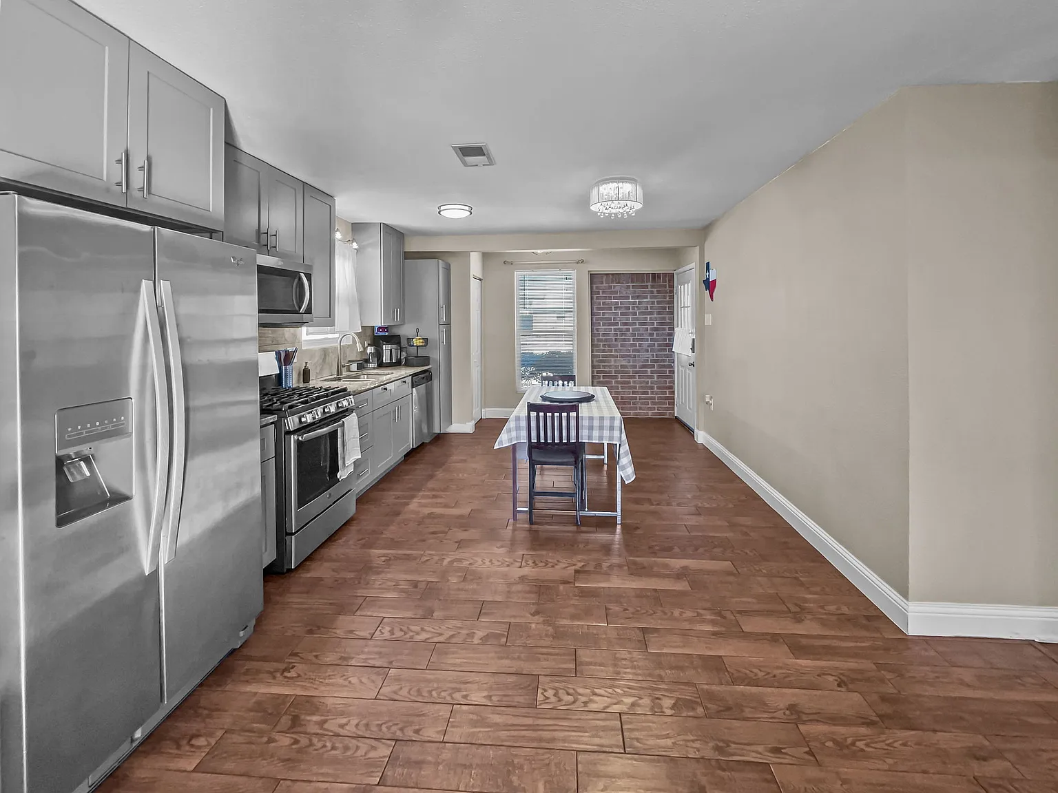 3 bed, 1076 sqft, $2,000 — Photo 2