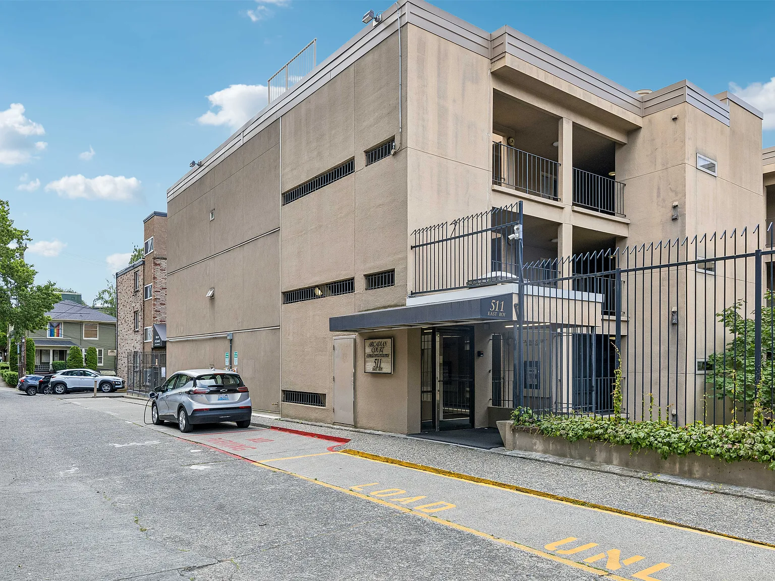 Arcadian Court Condo — Photo 2