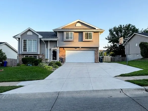 6733 Hill Crest Ln, La Vista, NE 68128