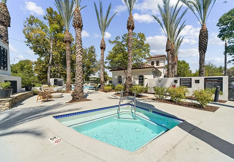 Bell Valencia — Photo 19