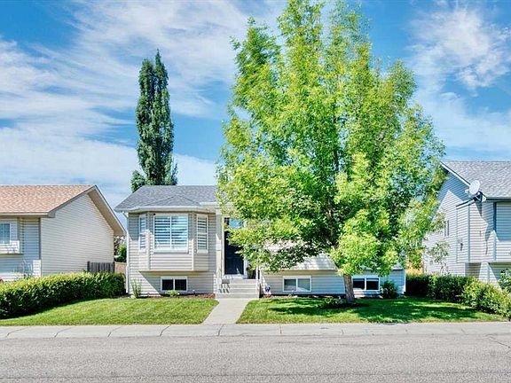 2nd image of 26 E Strathford Close