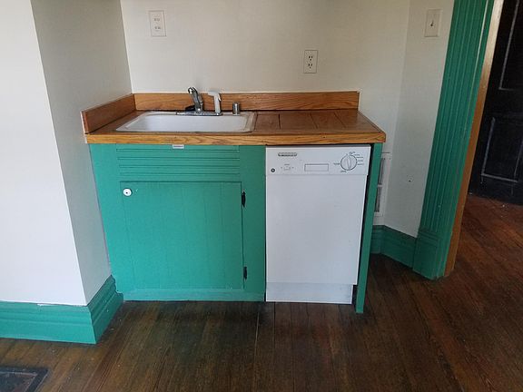 3rd image of 716 W Maxwell St APT 201