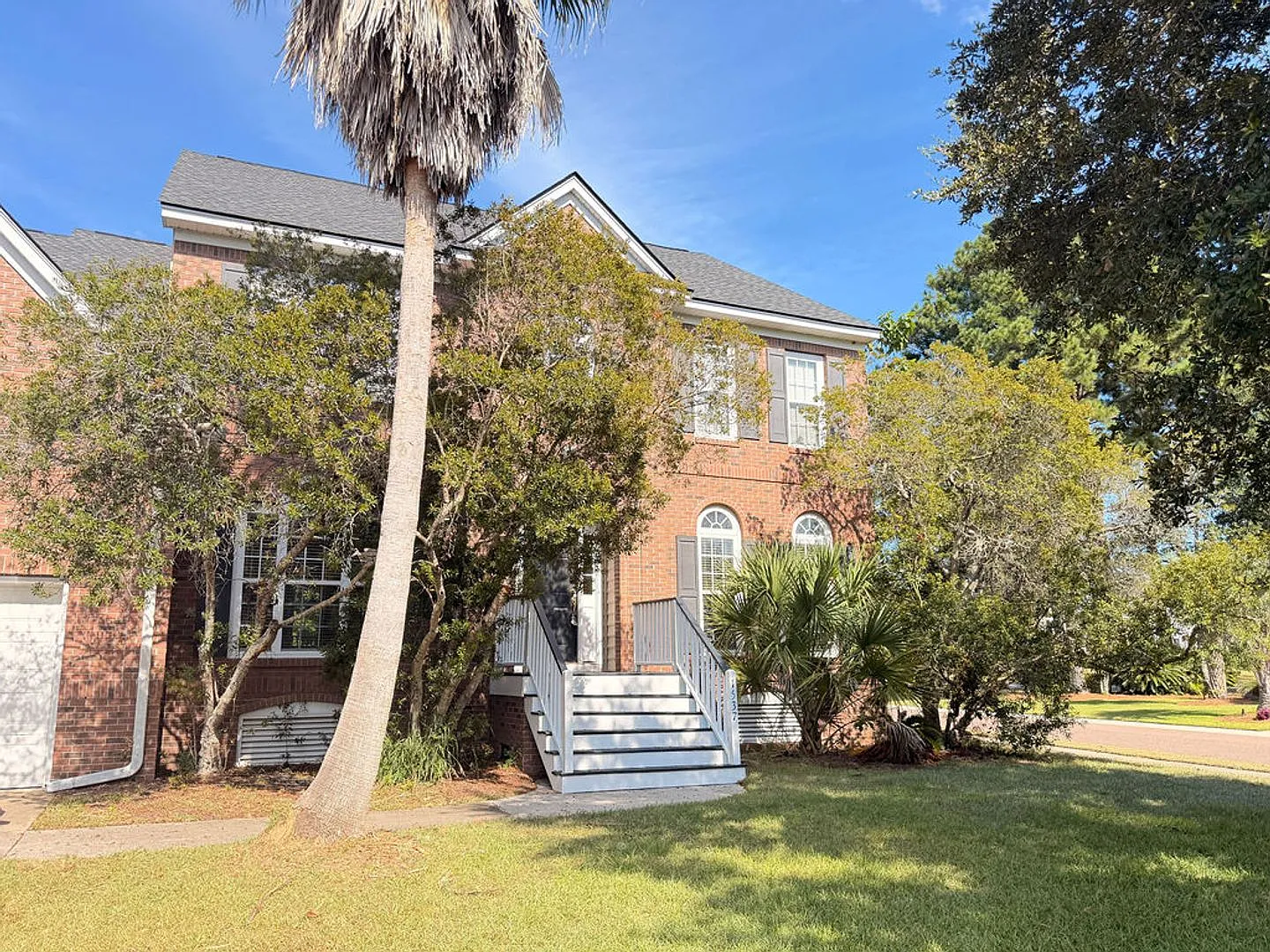 Available now. Beautiful, Freshly-Renovated 5BR/2.5 BA in Rivertowne! — Photo 2