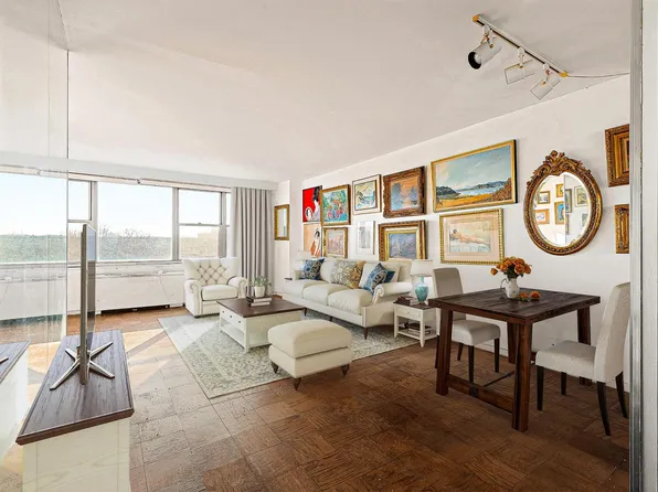 70-25 Yellowstone Boulevard image 3 of 28