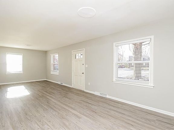 4th image of 4437 Gladstone Blvd