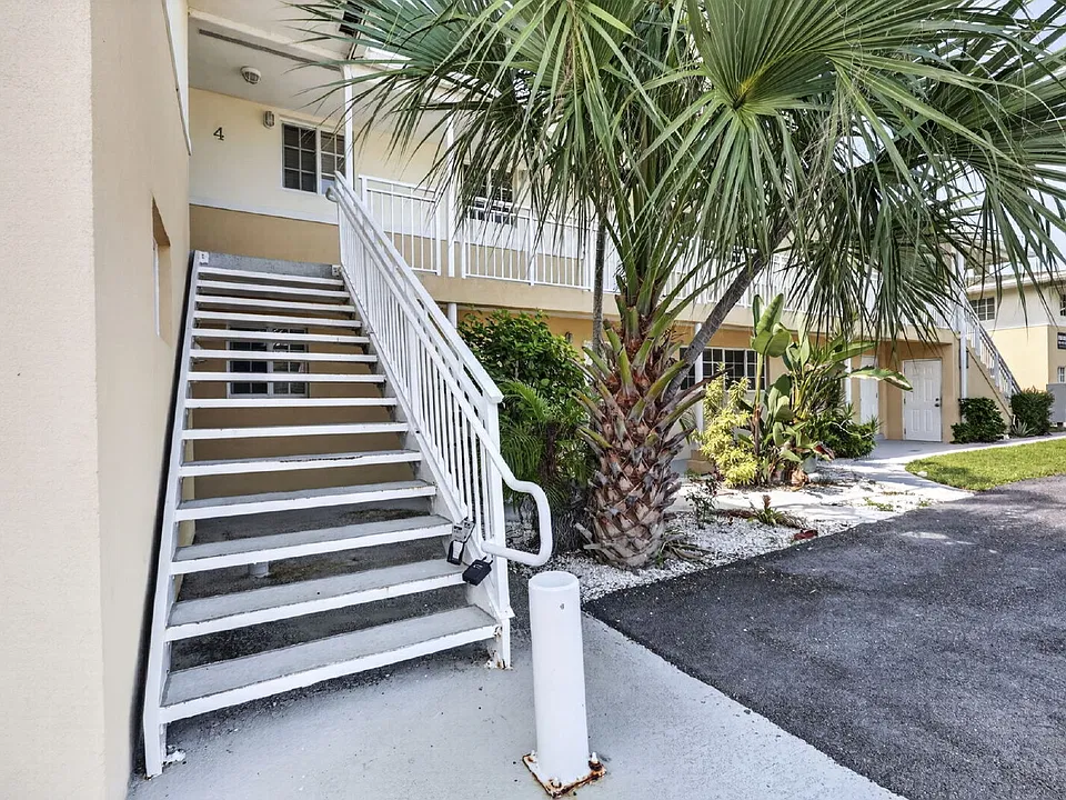405 Southwind Dr #4