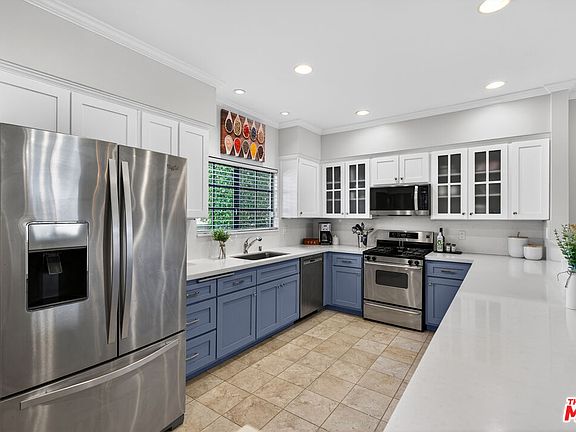 4th image of 928 11th St APT 2