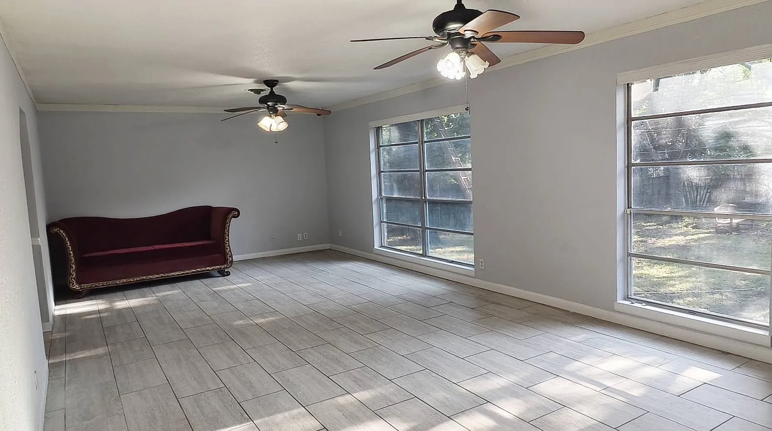 1125 Valley View Dr — Photo 3