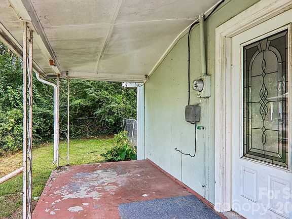 2nd image of 52 Clay St